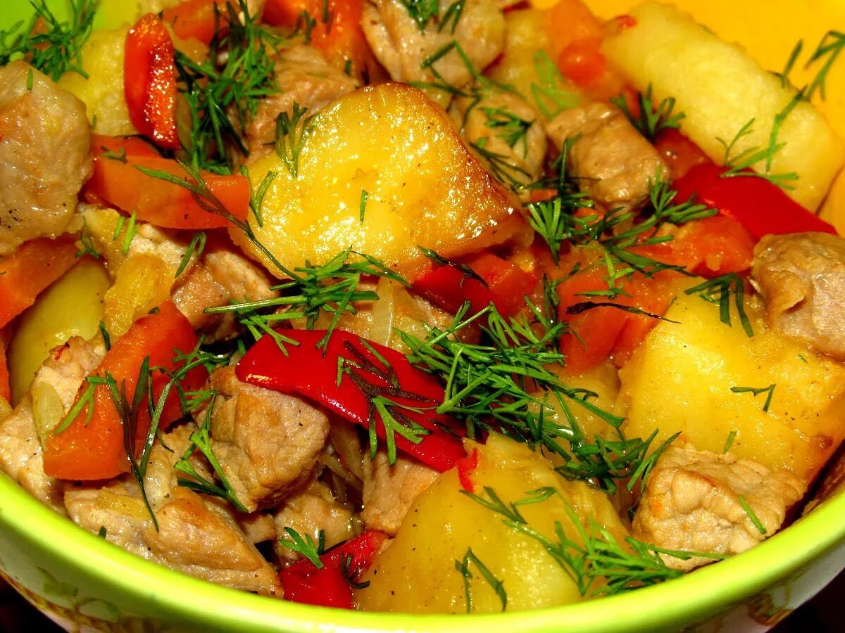Фото картошки с мясом в духовке. Картошка с мясом. Картошка с овощами в духовке. Картошка с мясом в духовке. Картошка с мясом и овощами.