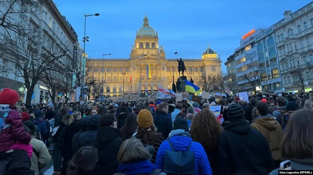 Жители Праги. Люди на улице. Люди на улице города. Площадь Украины. Украинцев конец