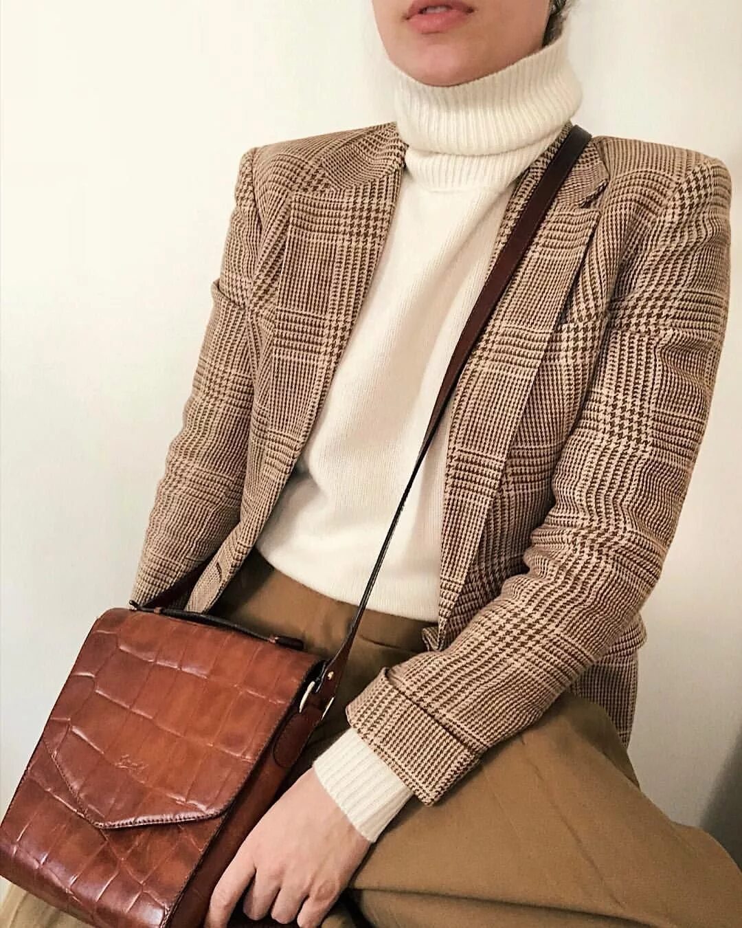 пиджак с водолазкой женский образ. Street style черный пиджак. водолазка и жакет женский. жакет с водолазкой. жакет с водолазкой.