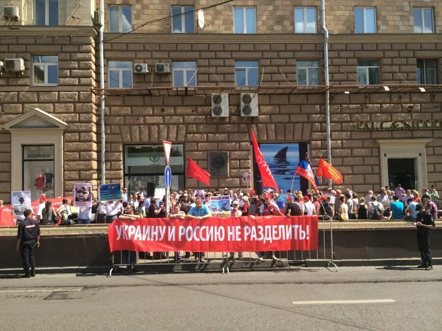 Минск куб протесты. Смешные митинги. Сиргалар ссср. Решительнее или решительней. Митинг прикол.