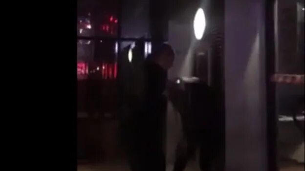 Избиение девушки ночью. Игры драка охранника клуб. Девушку избили в клубе. Девушку избили в клубе. Девушка с охранником в клубе.