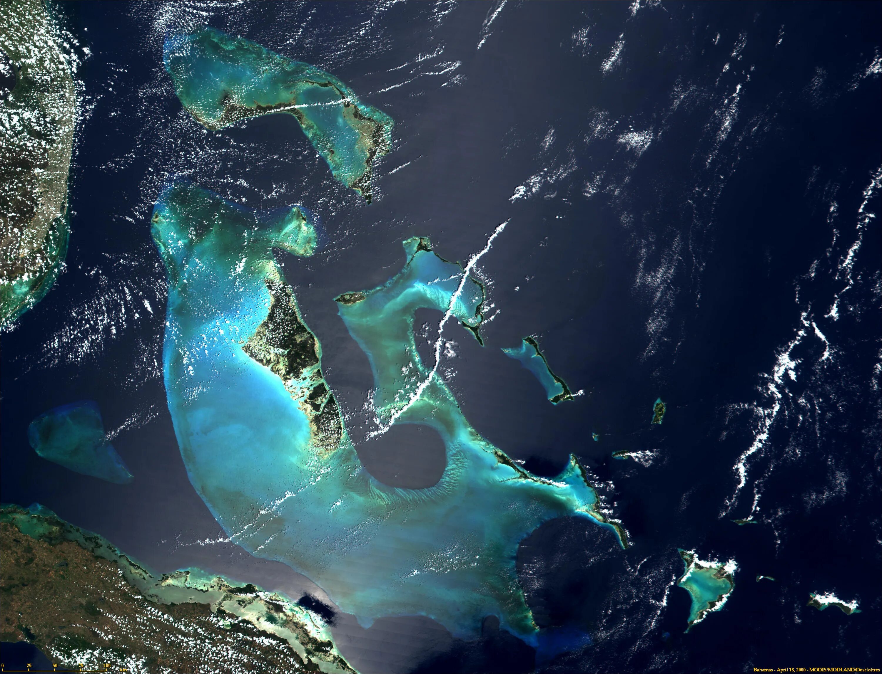 Большие острова атлантического океана. Атлантический океан Бермудский треугольник. Атлантический океан снимок из космоса. Снимок со спутника океана Атлантического. Багамские острова из космоса.