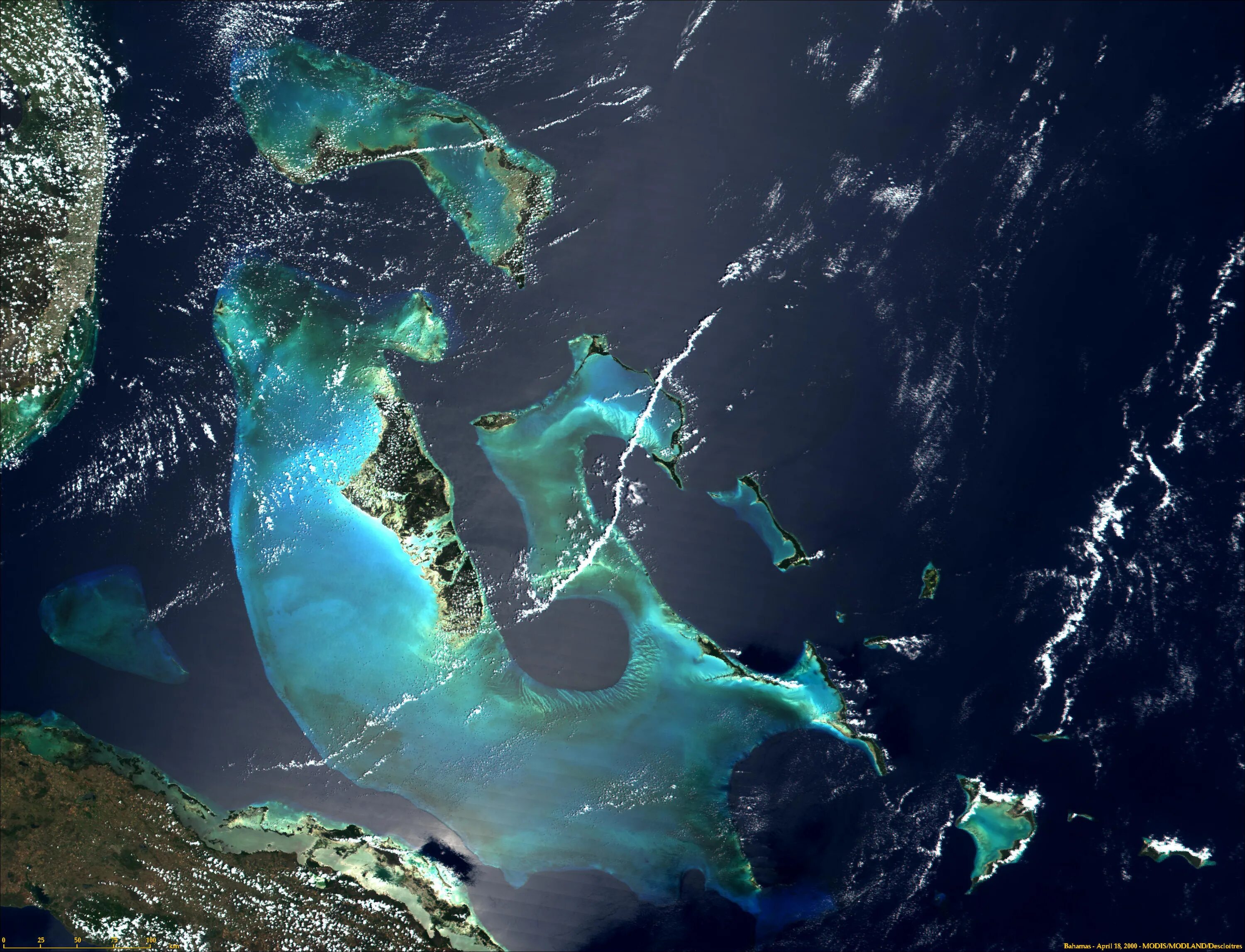 Континент атлантического океана. Атлантический океан Бермудский треугольник. Атлантический океан снимок из космоса. Снимок со спутника океана Атлантического. Багамские острова из космоса.