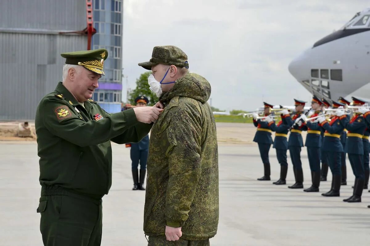 На аэродроме встречали. На аэродроме встречали. Человек на взлетной полосе. Чкаловский аэродром парад. На аэродроме встречали.