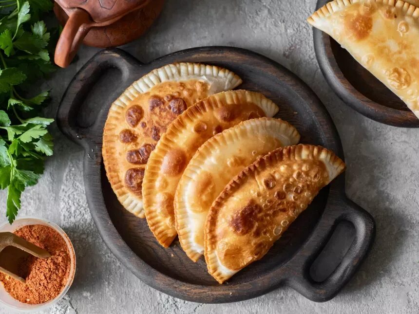 Приготовить чебуреки с мясом дома фото Чебуреки рецепт с мясом хрустящие