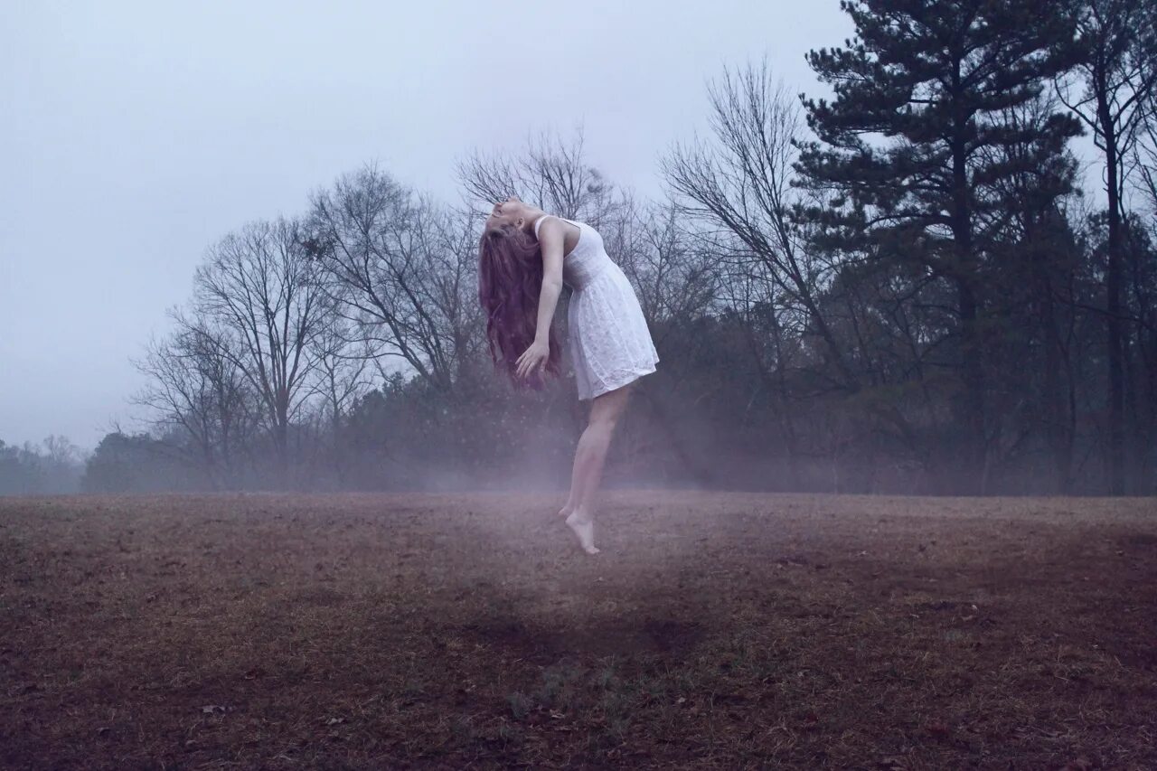 Девушка в тумане. В лугах печально кричали. Одинокая девушка природа. Девушка гроза. Фотосет в тумане.