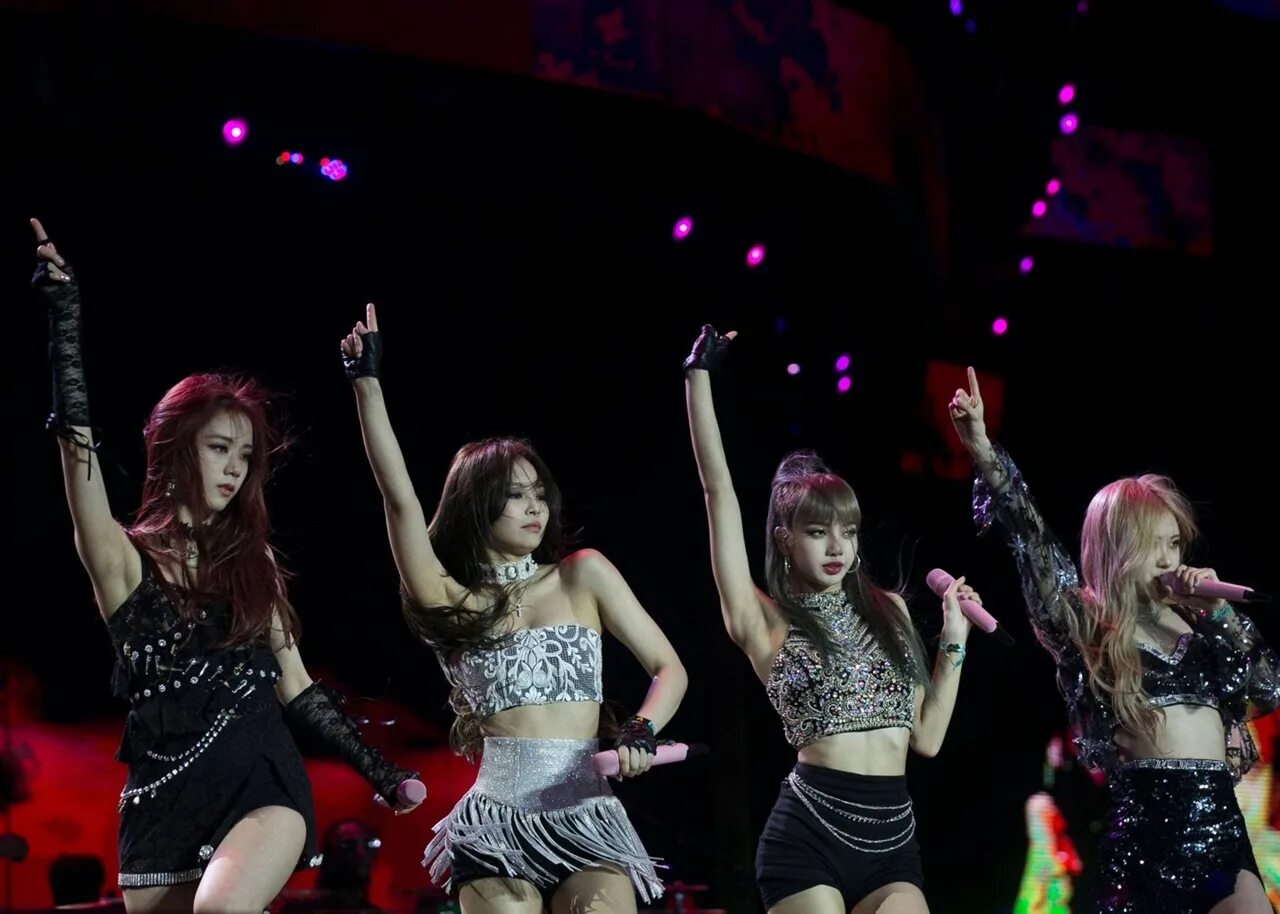Выступление пинк. Блэк пинк коачелла. блэк пинк коачелла 2019. группа blackpink coachella. лиса blackpink 2019 coachella.