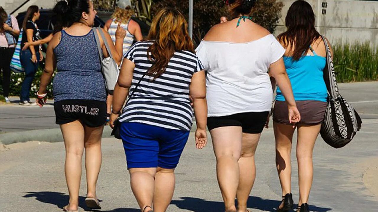 толстушки в коротких юбках. полные на каблуках. толстые женщины на улице. пухлую на улице. пухлую на улице.