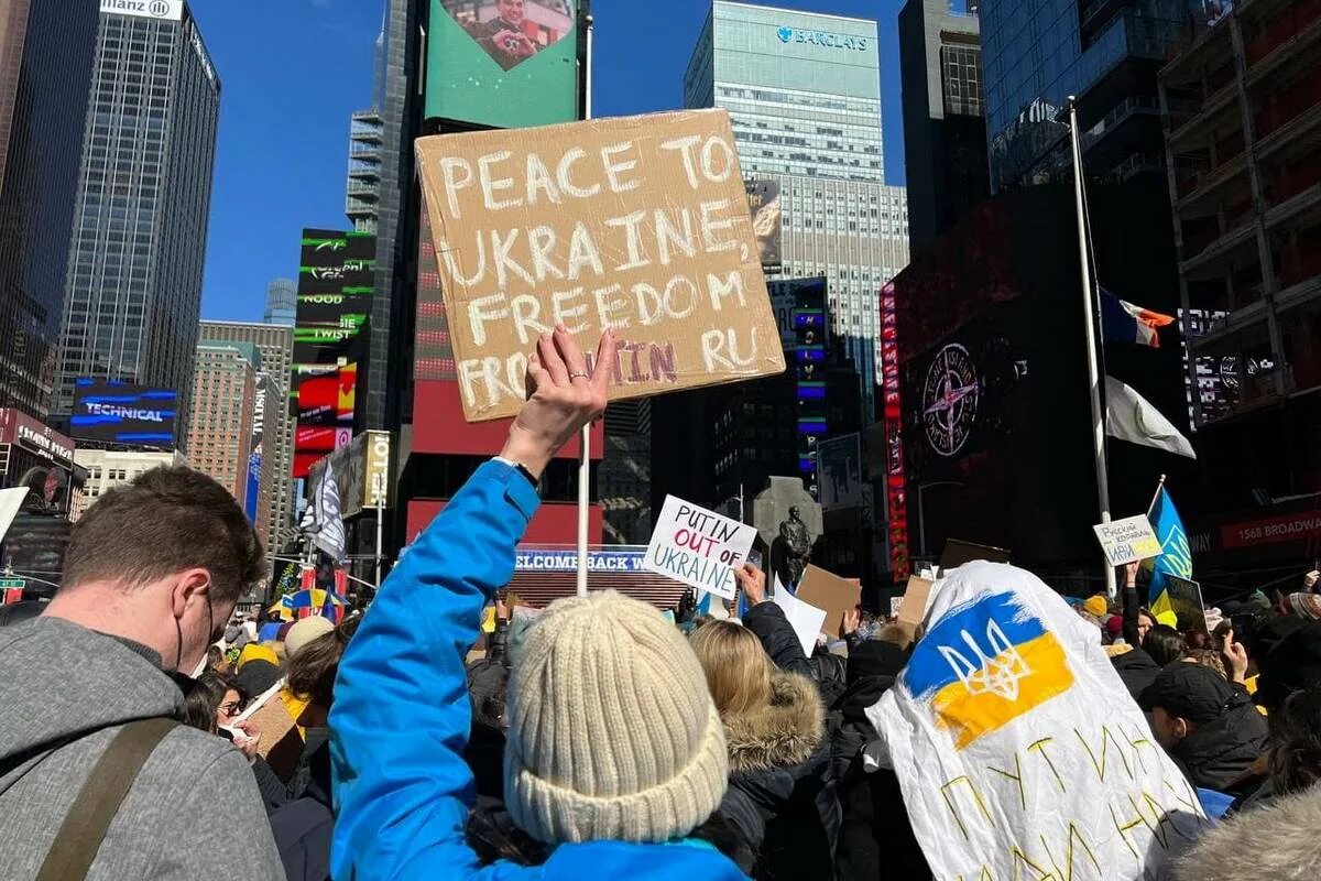 Акция против войны в украине. Митинги против войны с Украиной. Митинг в Нью Йорке против войны. Митинг Нью Йорк Украина. Митинги в защиту Украины Нью Йорк.