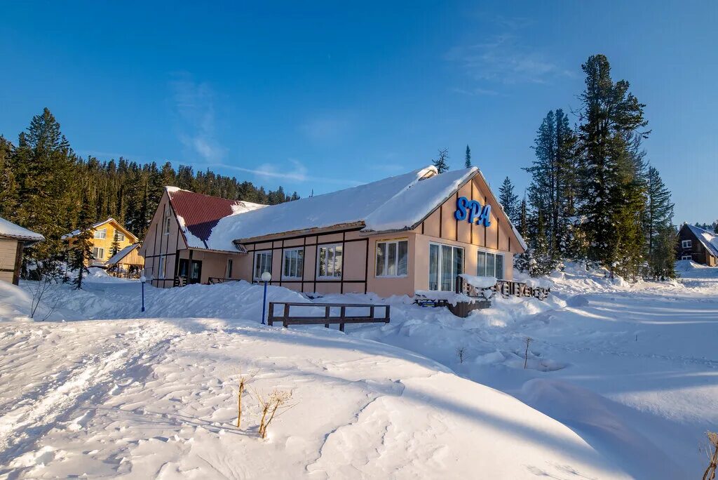 Ергаки горнолыжка. Ергаки Красноярск горнолыжный курорт. Ергаки лыжная база. База отдыха Ергаки горнолыжный.