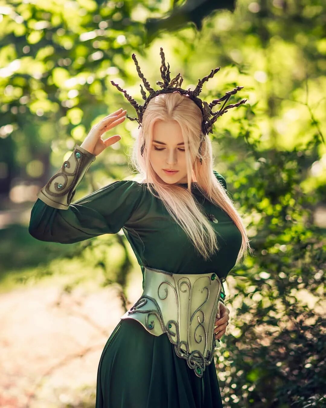 Elf cosplay. Эллериан жена Трандуила. Кейт Ламберт эльфийка. Эллериан косплей. Эльф косплей.