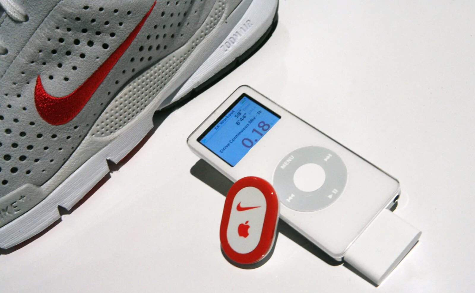 Nike IPOD sensor. Найк + Айпод. Найк коллаборации Эппл. Nike+ кроссовки IPOD. Когда вышли найки