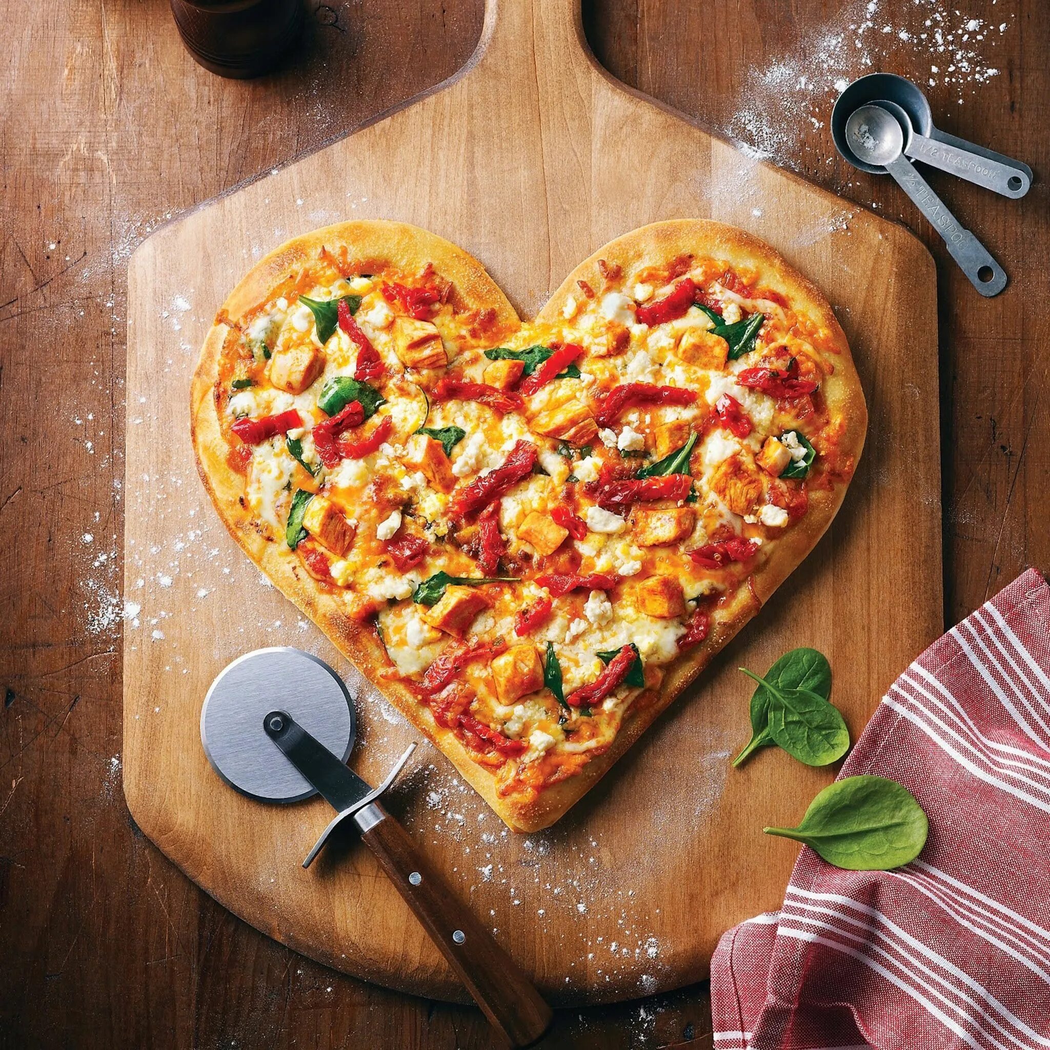 Самая вкусная страница. "Пицца". Пицца в виде сердечка. Пицца в форме сердечка. \Пицца в ви де сербдечка.