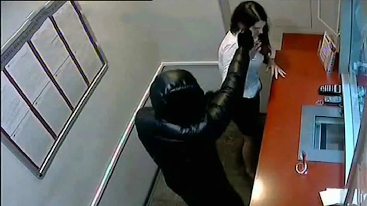 Грабитель ворвался дом девушки. Грабители ворвались в дом. Воришка залез в дом. Ворвались в дом к девушке. Грабитель в школе.