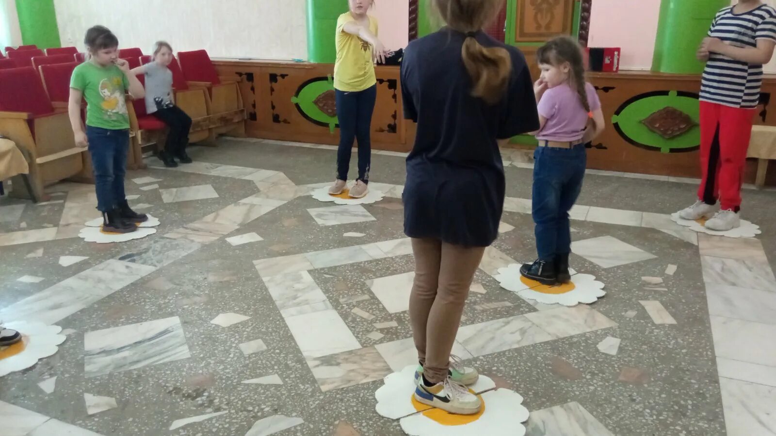 Весеннее настроение афиша. Познавательно-игровая программа весенняя. Игровая программа весеннее настроение. Игра веснушки. Игровая программа настроение.