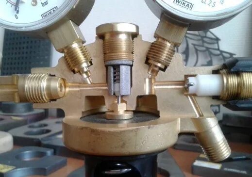 Messer constant 2000. Редуктор messer constant 2000. редуктор давления для сварки messer constant 2000. редуктора газовые messer. кислородный редуктор messer typ u23.