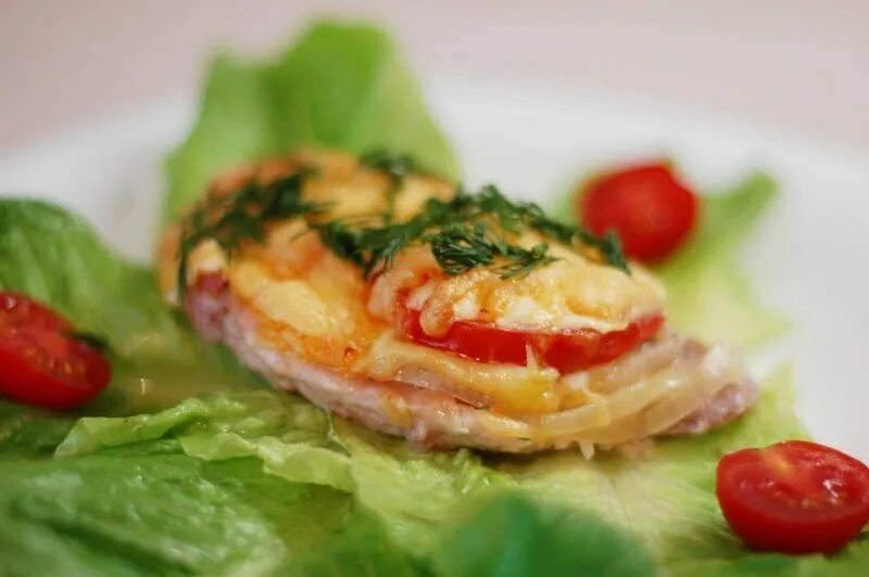 Грудка с картошкой по французски. Мясо по-французски из куриного филе. отбивные с помидорами и сыром. отбивная из куриной грудки с помидорами и сыром в духовке. куриное филе с помидорами и сыром.