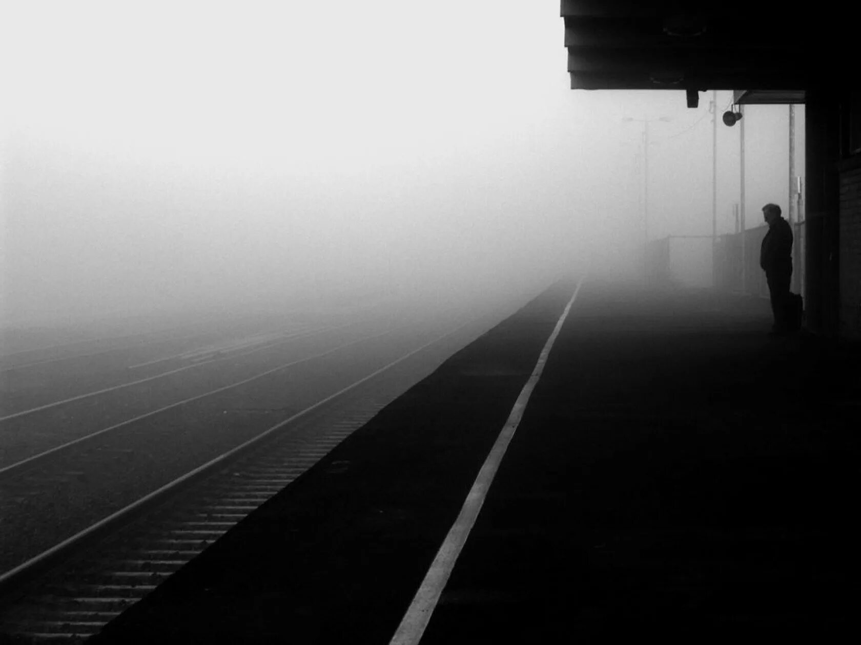 Пустые люди пустые души. Это одиночество. Пустота. Станция туман. Пустой перрон.