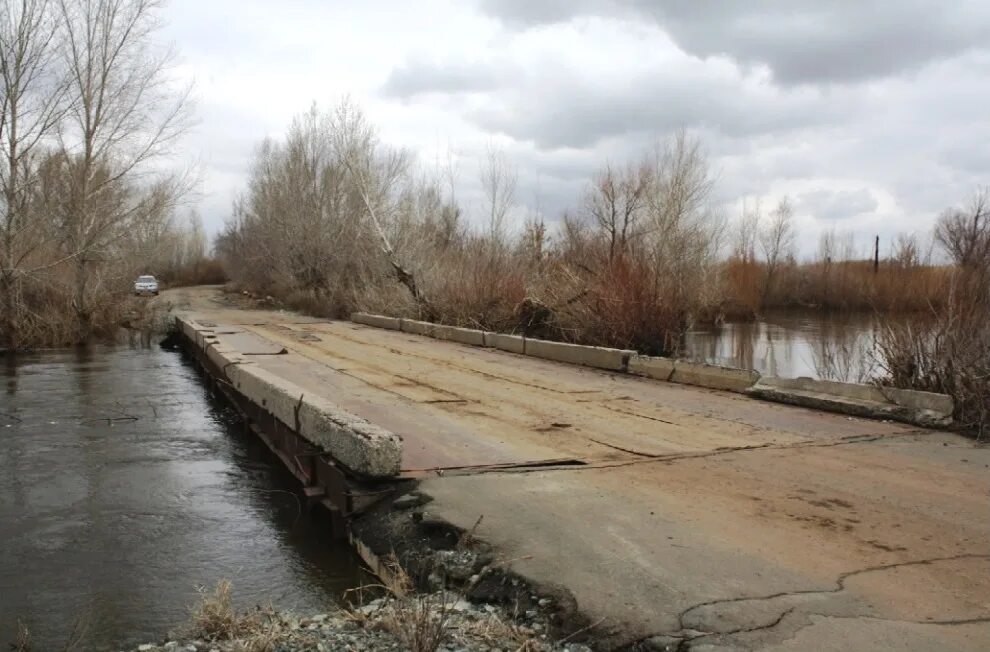 Паводок в акбулаке оренбургской области. Река Орь Оренбург. Река Орь в Орске. Река Урал в Оренбургской области мост. Орск Урал мост.