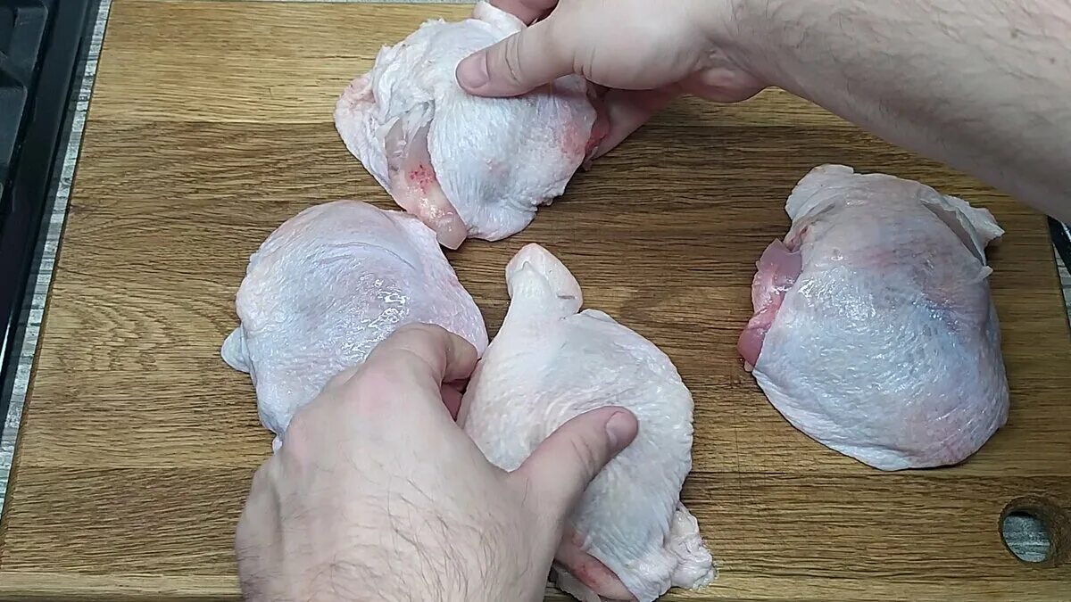 Отварные бедра курицы. Жареные куриные бедра на сковороде. Бедрышки куриные для бульона. Бульон из бедра курицы. Варить куриное бедро время.