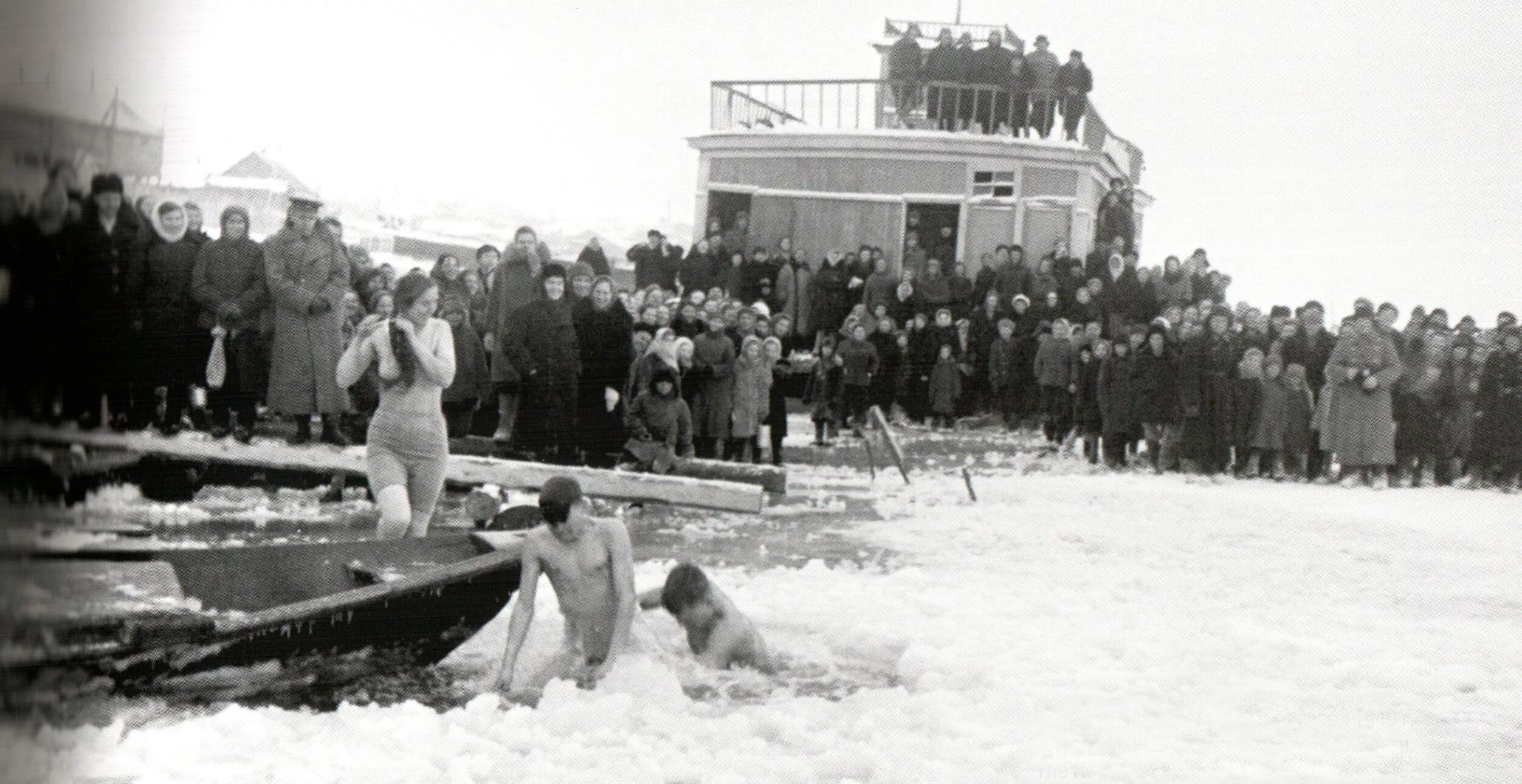 Россия январь 19 год. Саратов 1949 крещение. Саратовская купель 1949. Купание в Саратове на крещение 1949. Саратовская купель скандал 1949.