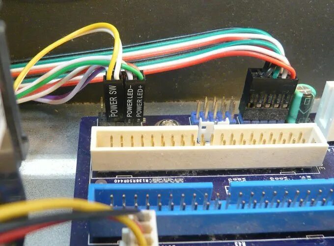 Power sw asrock 550. материнская плата asus power sw. какой провод включает компьютер. подключение проводов включения к материнской плате схема. провода включения компьютера.