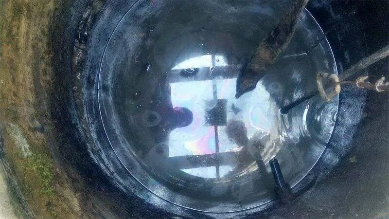 Почему образуется пленка на воде. Колодец с прозрачной водой. пленка в колодце на поверхности. пленка на воде в колодце. белая пленка на воде из колодца.