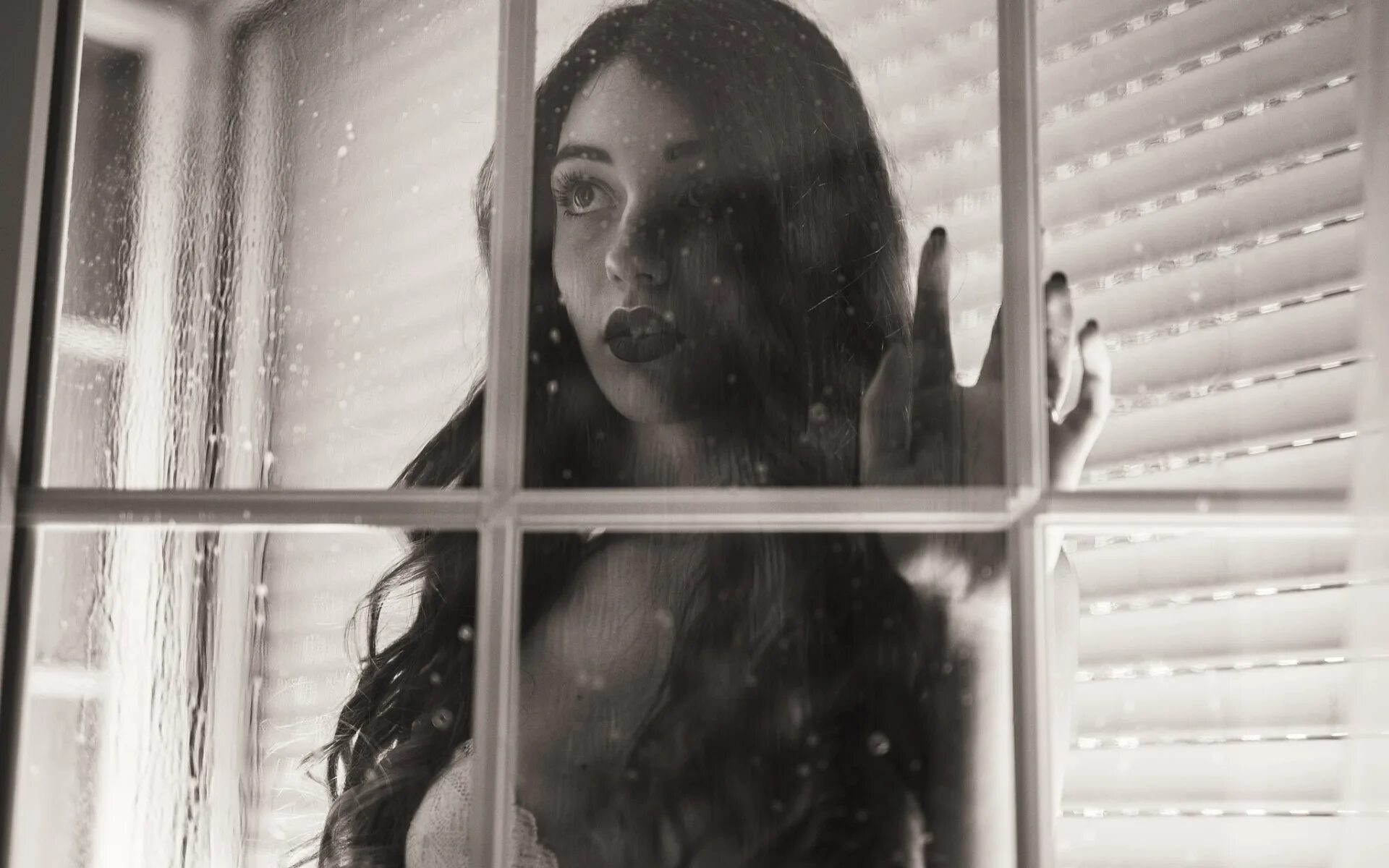 Девушка у окна. За окном девочка в белом. Девушка машет в окно. Женщина в окне. Человек на фоне окна.