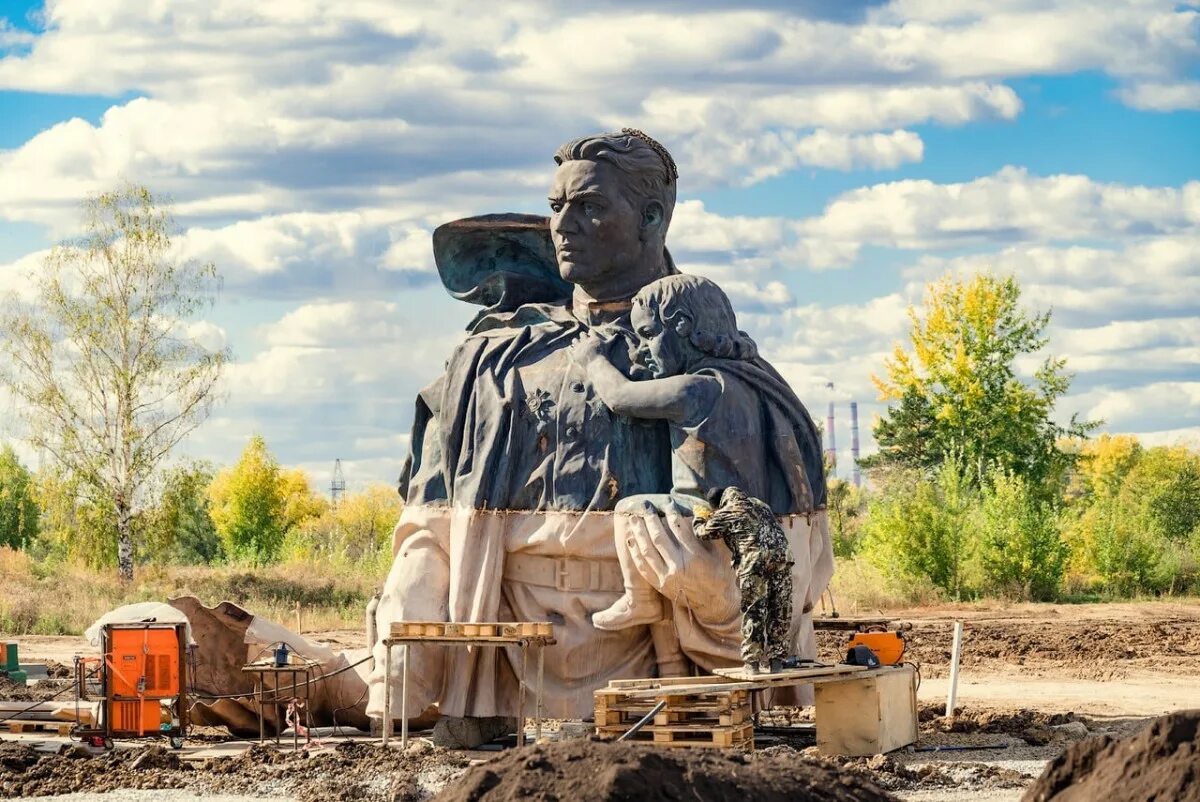 Авось кемерово. Мемориал Масалову в Кемерово. Памятник Николаю Масалову в Кемерово. Воин-освободитель Кемерово.