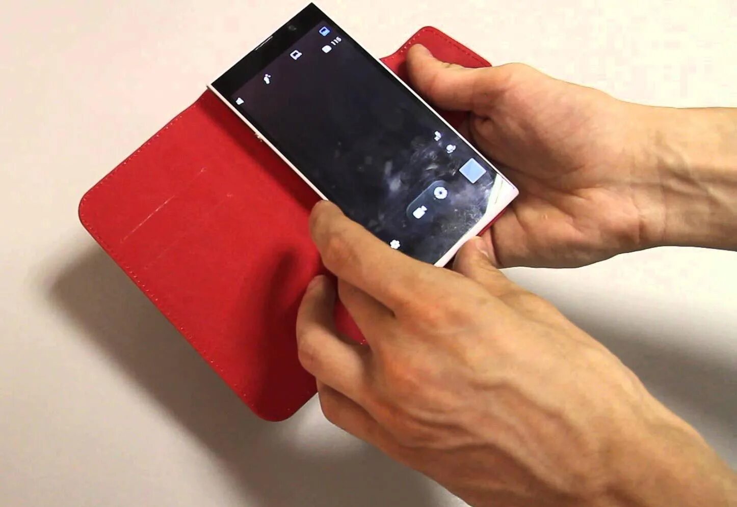 Как снять аксессуар. Пежо 307 перетяжка ручки мкпп. Снятие чехла с телефона. Айфон снятие чехла. Как снять пластиковый чехол.