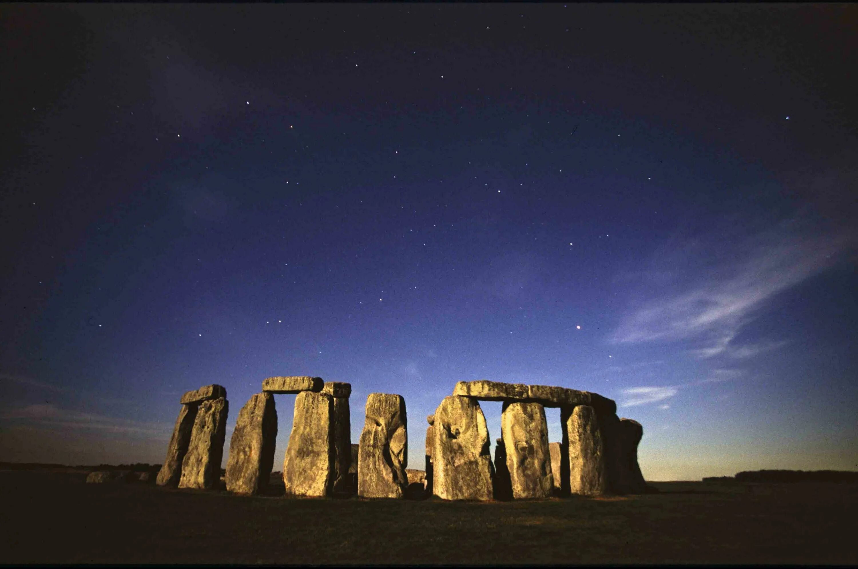 The famous stonehenge. Мегалитические сооружения Стоунхендж. Монумент Стоунхендж Англия. Древняя обсерватория Стоунхендж. Стоунхендж Англия обсерватория.