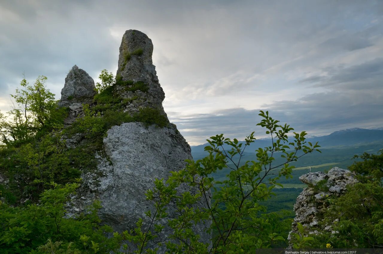 Скала пальцы. Гора уна коз адыгея. Скала чертов палец адыгея. Скала чертов палец горный алтай. Скала пальцы.