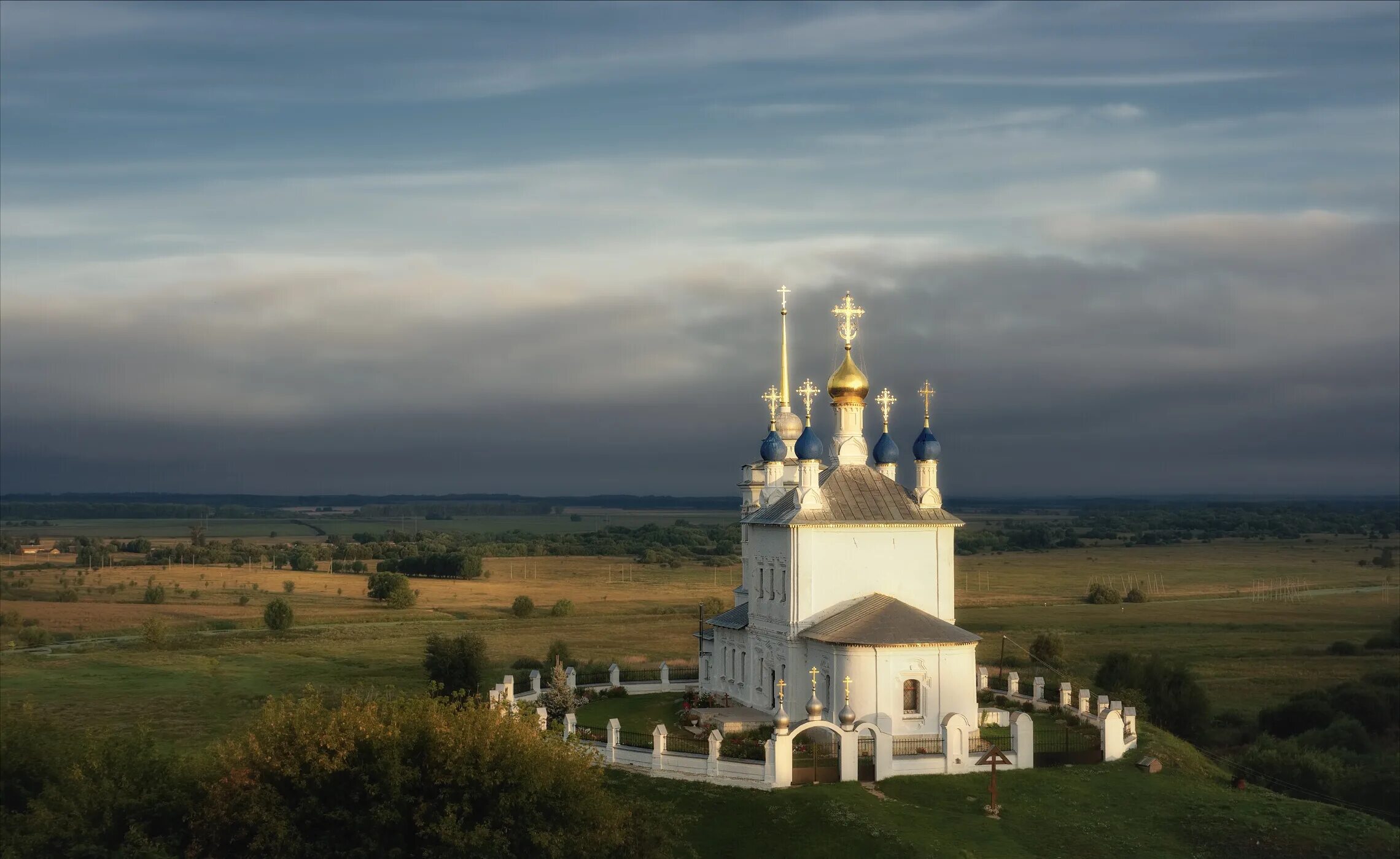 Церковь в поле муром. Церквушка в поле. Фото церковь поле. Поле церковь вдали. Храм в поле.