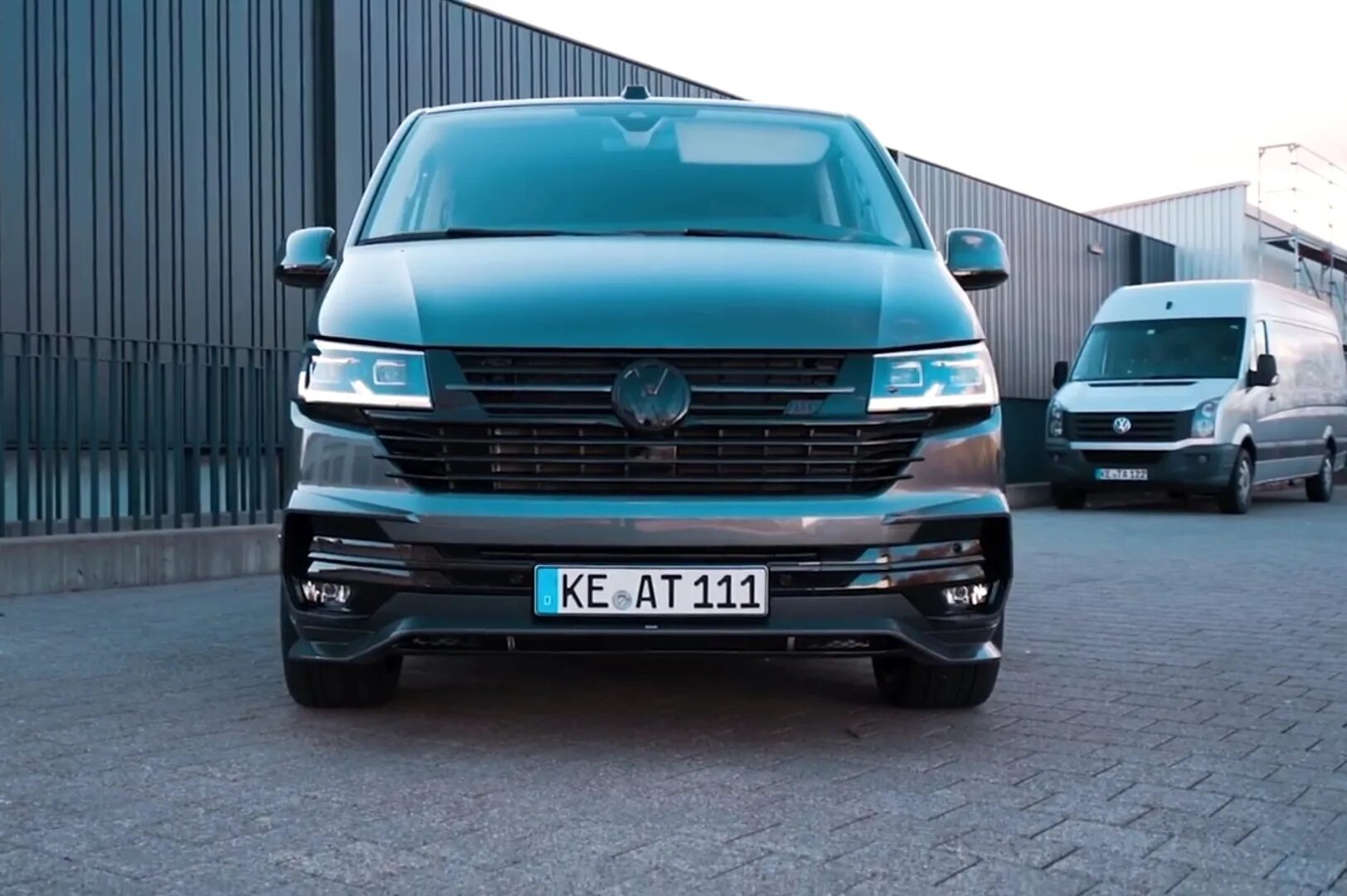 Т 6 октября. VW Multivan t6. Volkswagen Caravelle 6.1 черный. VW T6.1 Caravelle. VW t6 Caravelle Multivan.