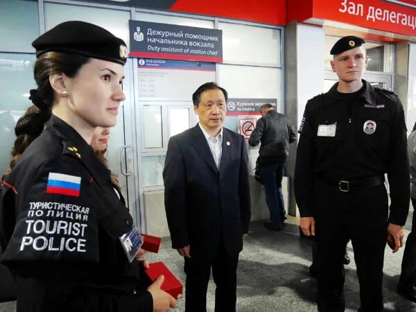 Ли ц. Туристическая полиция. Туристическая полиция Китай. Китайская полиция в Москве. Полиция Китая Москва.