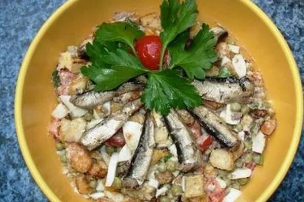 Салат из шпротами и огурцом. Салат со шпротами и рисом. Салат со шпротами. Салат из шпрот рецепт фото. Салат со шпротами и сухариками.