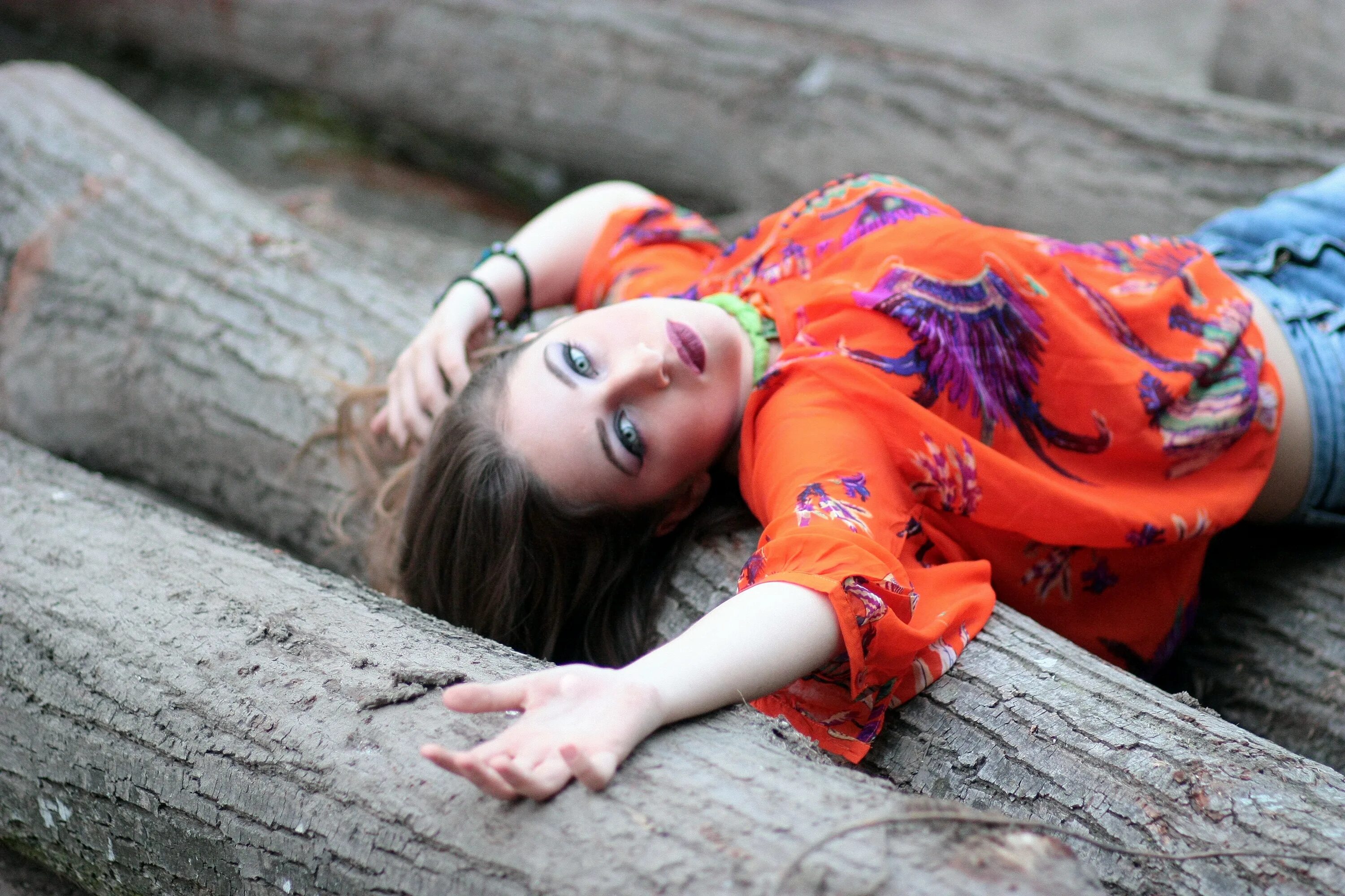 Wood babe. Фон дерево текстура. Женщина столяр. Необычные изделия из дерева. Стол из цельного дерева.
