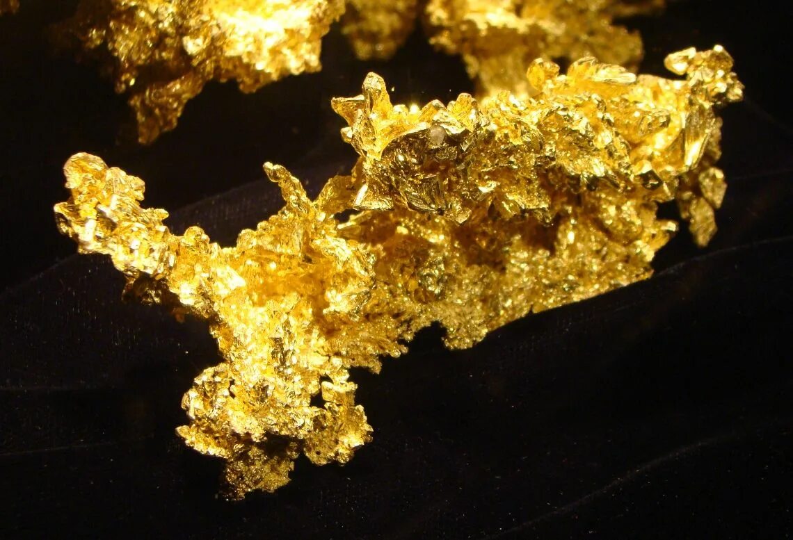 В волосах есть золото. Самородное золото минерал. Золото Аурум химия. Минералы теллуриды золота. Самородные минералы самородок золота.