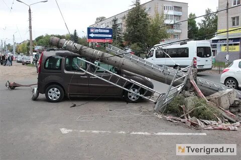 Упал фонарный столб