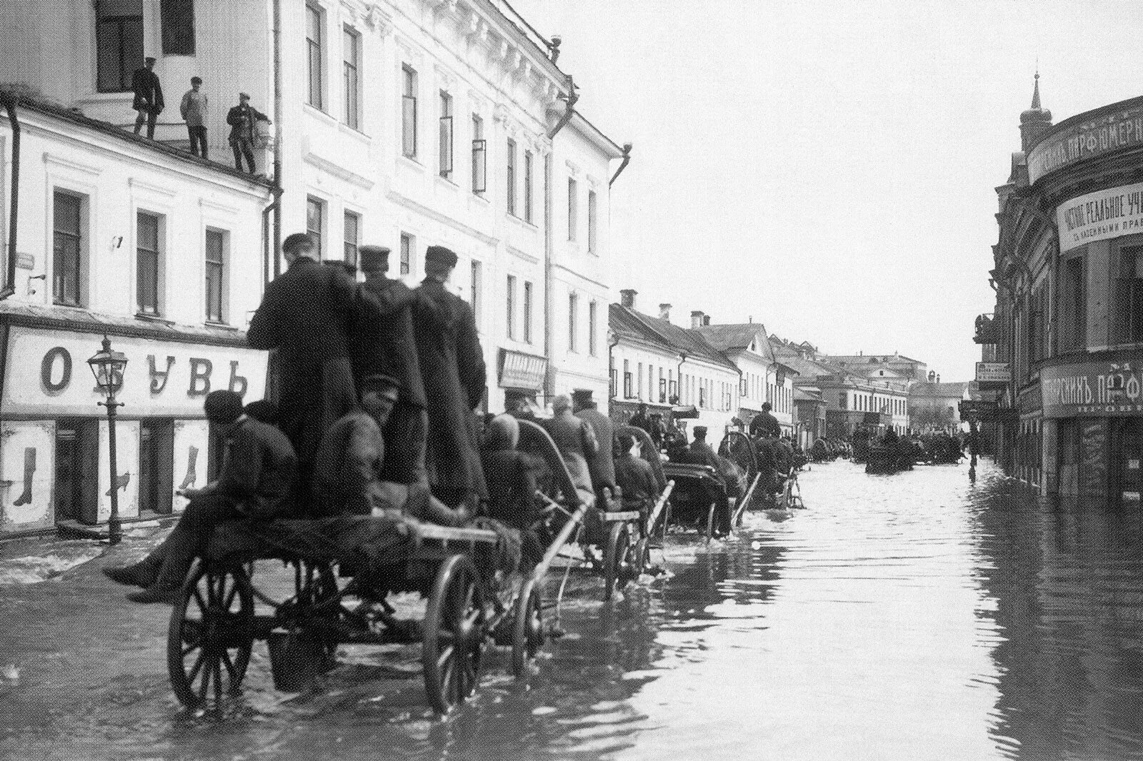 1908 г россия. Наводнение 1908 года в Москве. Наводнение 1908 года в Москве Пятницкая улица. Московское наводнение 1908. Россия 1908 год улицы Москвы.