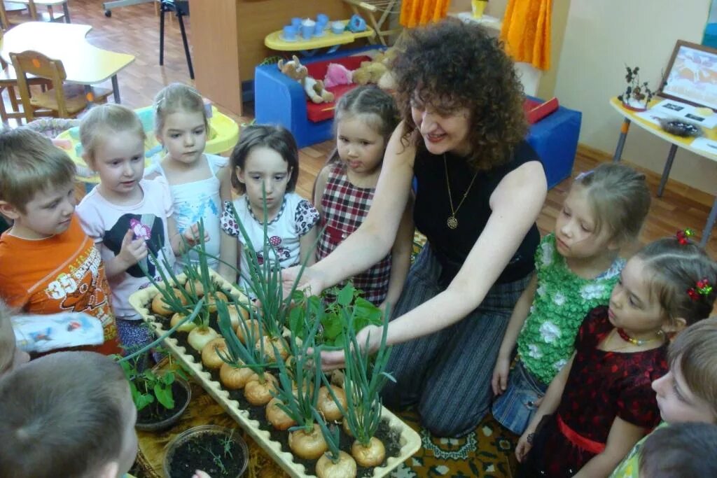 Метод работа в сад. Дети наблюдают в доу. наблюдение за растениями детьми. наблюдение за природой в детском саду. дети наблюдают за природой в доу.