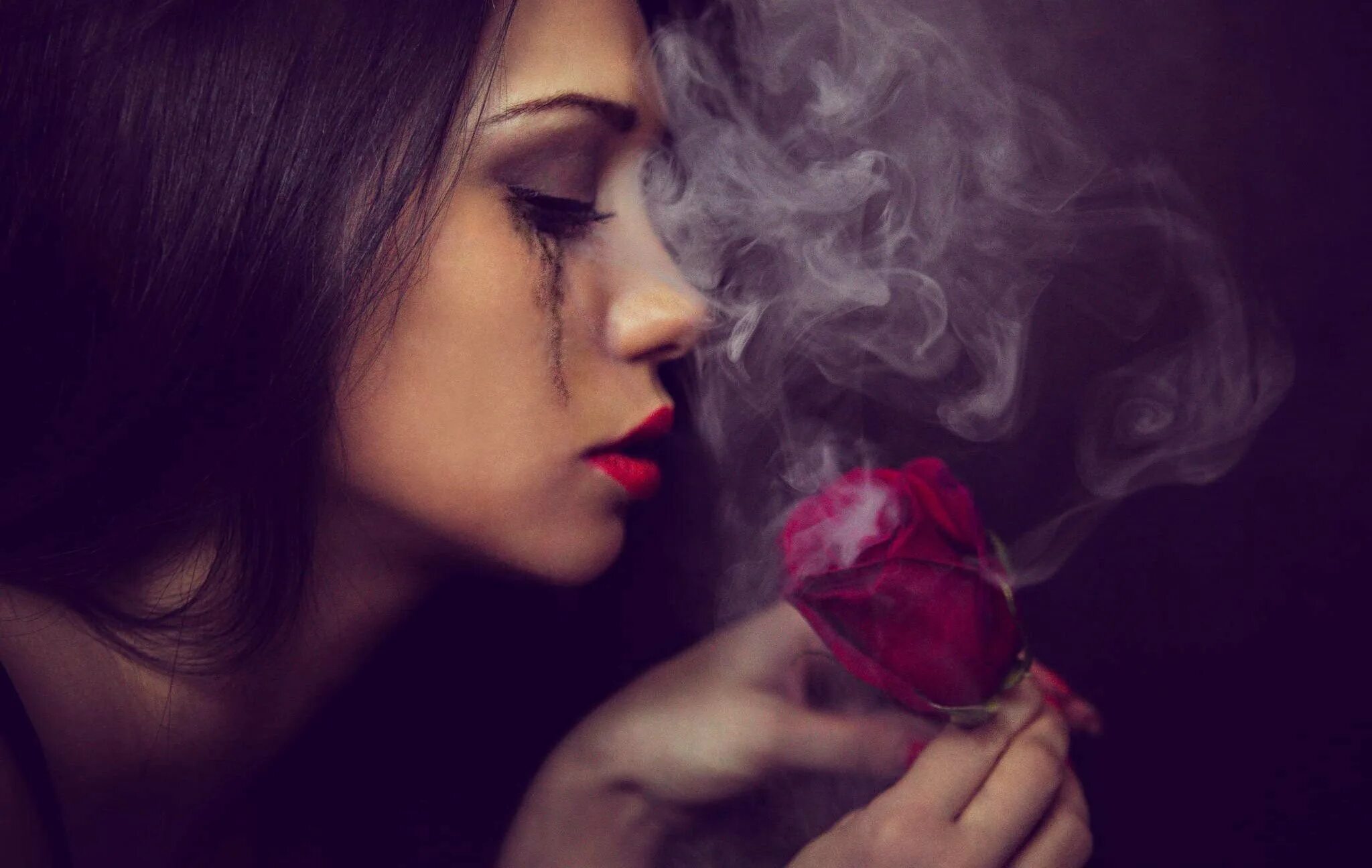 Плачу не от обмана а от любви. Девушка в дыму. Девушка в дымке. Курящая девушка. Девушка с сигаретой.