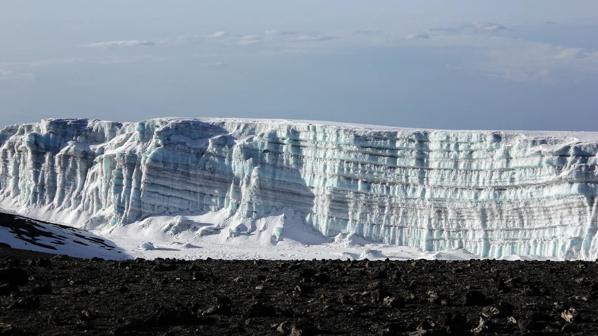 Килиманджаро без снега. Снега килиманджаро. Килиманджаро снег когда выпадает. Снега килиманджаро. Килиманджаро вершина.