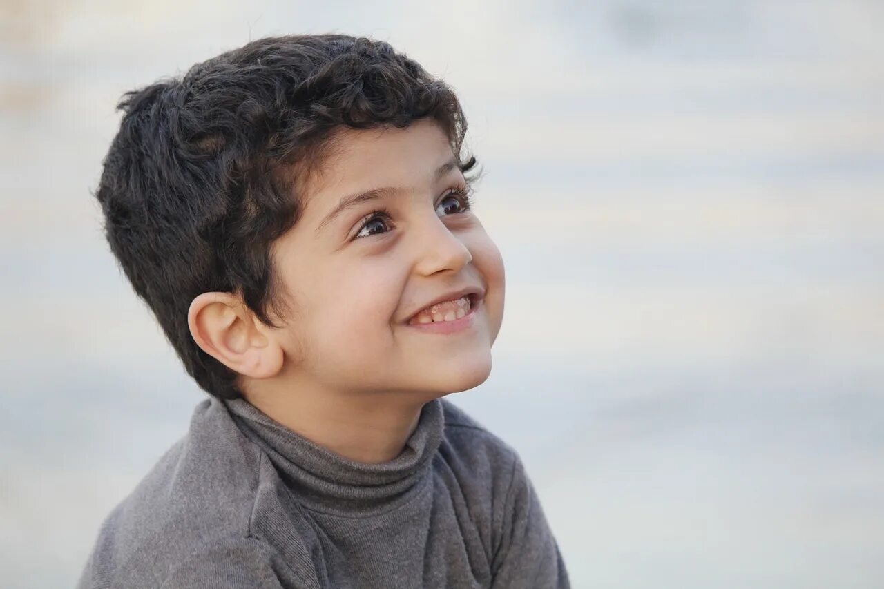 Child boy photos. Мальчик улыбается. Фото маленького яши. Тематические фотосессии для детей. Мальчик с волосами на лице.