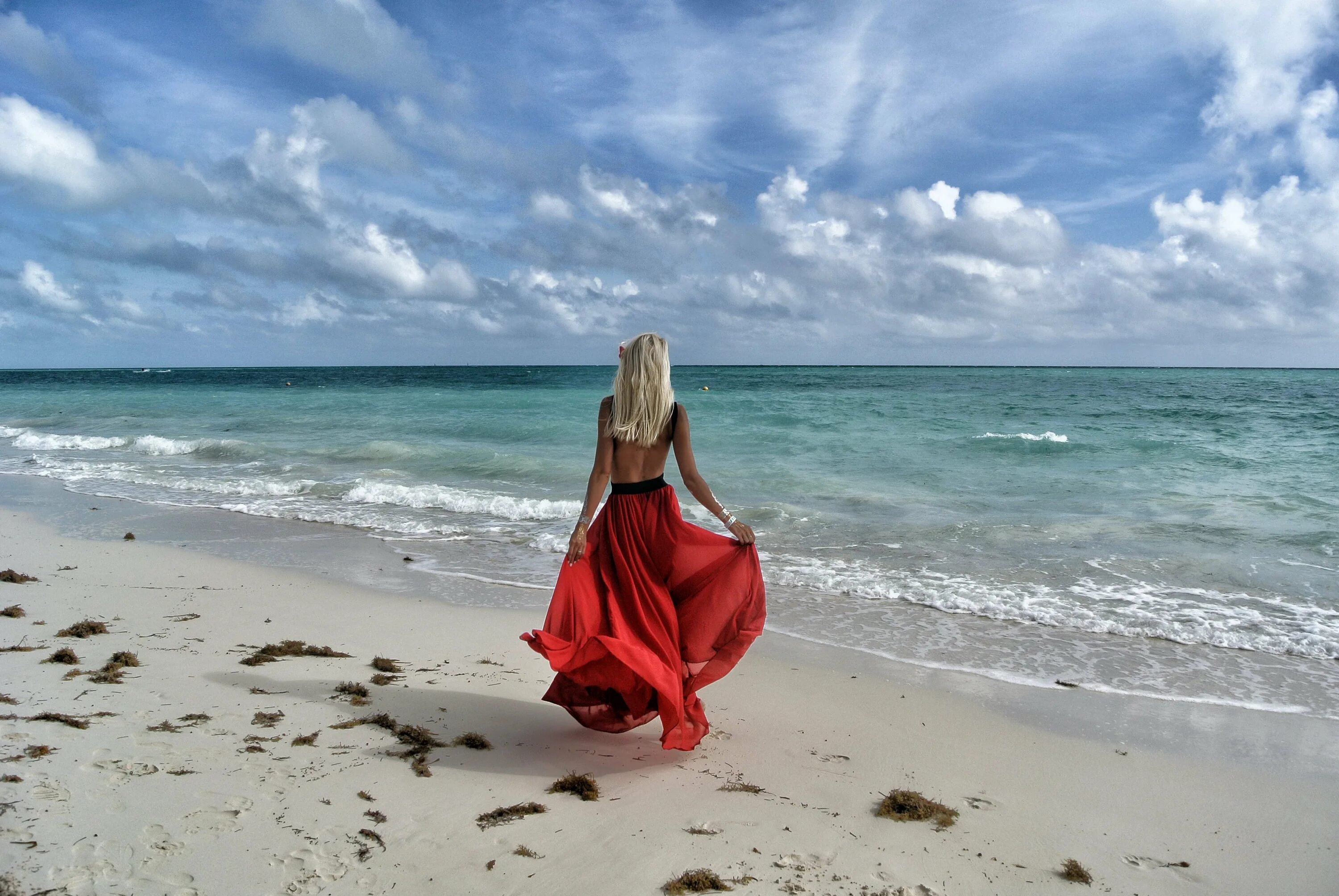 Девушка-море. Фотосессия на море. Женщина на море. Красивая женщина на море. Блондинка с красивыми ногами