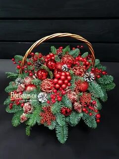 Корзина с еловыми ветками