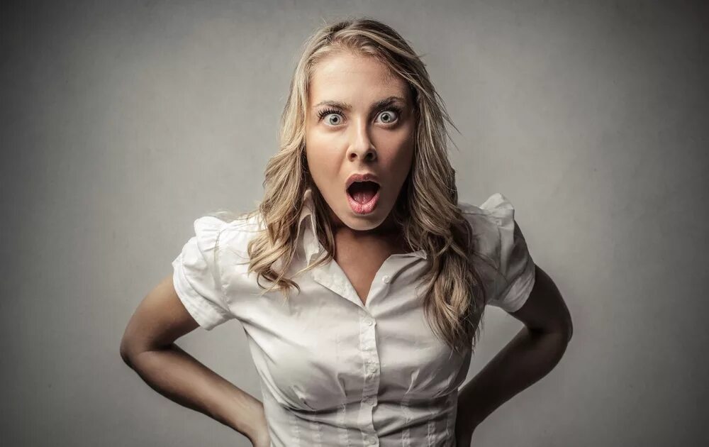 Как правильно сказать. Удивление руки. Девушка удивлена. Удивление эмоция. Как правильно удевил или удивил.
