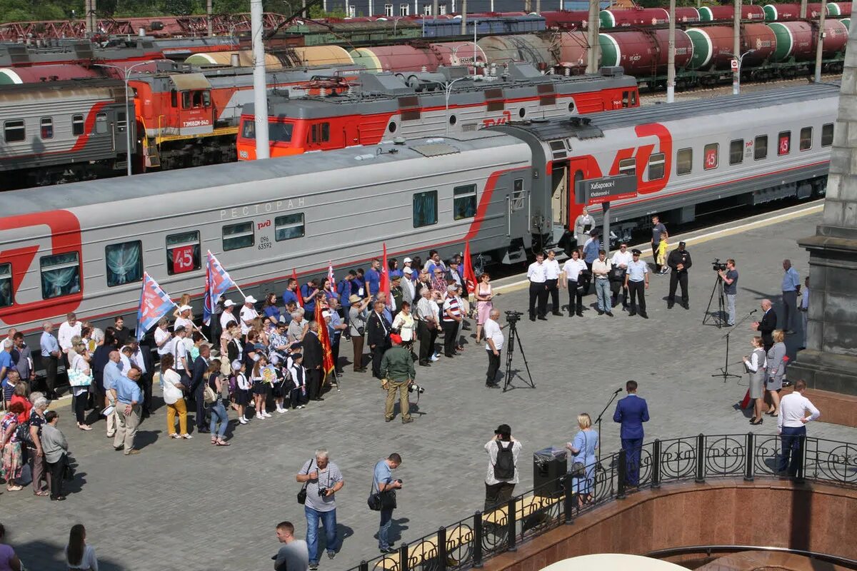 Поезд новый ургал хабаровск. Поезд Комсомольск-на-Амуре Хабаровск. Поезд Хабаровск. Пассажирский поезд БАМ. Наши поезда.