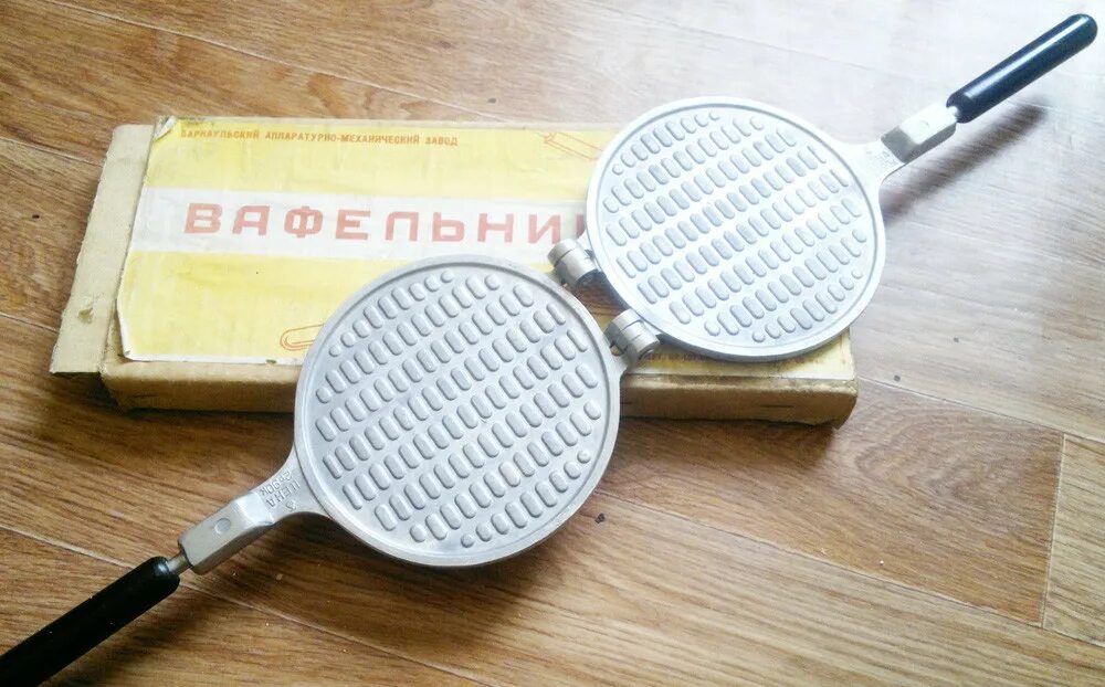 Вафельница wafel mal-02wf. Вафли советские на плите. Печенье в электровафельнице сердечки. Форма для вафель. Электровафельница лакомка эв-0.
