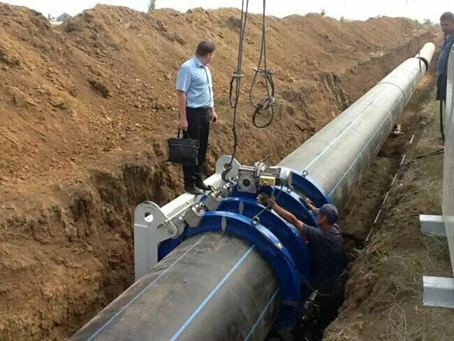 Монтаж труб трасс. Сварка ПНД труб 1200мм. Электромуфтовая сварка ПНД 110. Укладка 110 ПНД трубы. Сварка труб 1200 мм